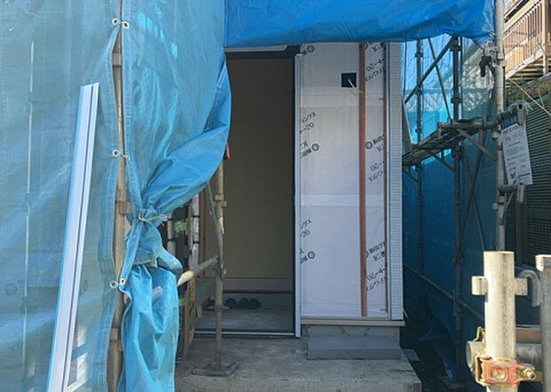 【玄関】玄関は家の顔でもあり、家族以外の目にも止まる場所です。玄関は外との間を仕切る扉、靴などをしまっておく収納スペース、靴脱ぎのたたきスペース、来客とのやり取りをするドアホンなど複数のアイテムからなります。