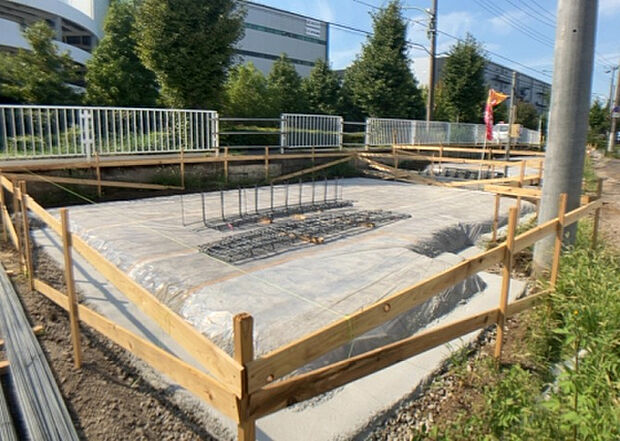 【玄関_2】玄関は、狭すぎると複数人で使いにくく、広すぎても無駄な空間になりがちです。最低2畳を目安にして、家の広さとの兼ね合いや家族の人数を考慮して決めるとよいでしょう。現地を見学して快適な玄関を選びましょう!