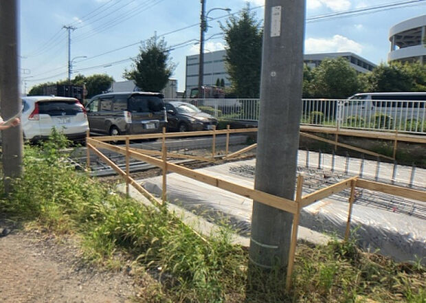 【駐車場_2】駐車場と明記されていても、最小スペースでつくられた駐車場だと大型車は駐車できなかったり、出入りしにくくなったりする可能性があります。お車のサイズと購入したい物件の駐車場のサイズを現地で確認しましょう。