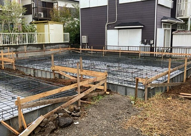 【外観_3】現地に行くなら、物件の周囲の地形がどうなっているかを見ることも大切です。周辺より低くなっている土地では、大雨などで水が集まりやすいため、地盤が弱くなっているということも考えられるため、注意が必要です。