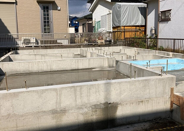 【構造・工法・仕様_2】ベタ基礎とは、柱の位置に関係なく全体に基礎がある事を指し、面積が大きい分建物の重さを全体に分散できます。また、地面からの湿気や害虫を遮断でき、木造住宅で心配されるシロアリ被害を防ぐ効果も期待できます。