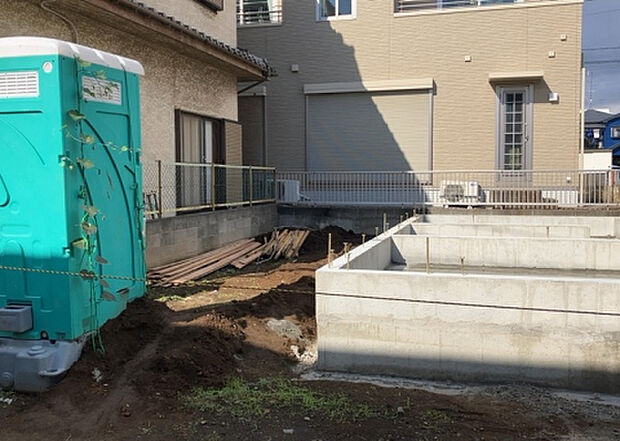 【庭_2】庭のある家に住むことのメリットとして、子どもたちの遊び場を確保できること、ガーデニングや家庭菜園を楽しめること、明るさを確保できることがあります。また、配置を工夫することでプライバシーが確保できます。