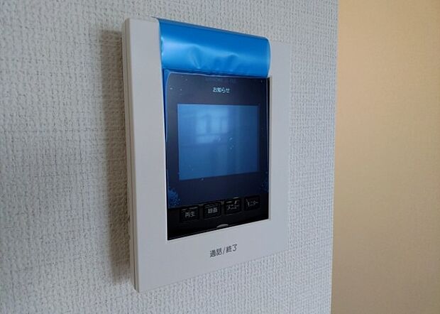 【TVモニター付きインターホン】TVモニター付きインターホンは、来訪者の顔を確認できるだけでなく、音声でやり取りすることもできるため、セキュリティ面で安心できる設備です。モニター画面が大きく見やすいもの、夜間でも来訪者をしっかりと確認できるものなど、機能性を重視したいところです。