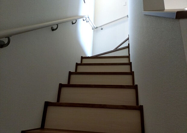【内装】建物の上下階の通路である階段は、その位置によって動線や室内の印象が大きく左右されます。手摺にも重要な役割があり、転倒の防止・歩行や動作を円滑にして日常生活を支えることを主な目的として設置されています。