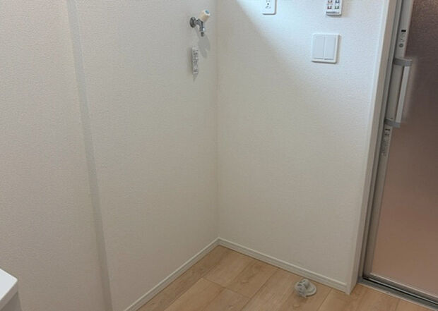 【ランドリースペース】ランドリースペースも気になります。洗濯機置場があり「洗う、干す、取り込む、アイロンがけ、たたむ」など、洗濯に関する家事をするための空間です。広さや収納など付帯設備も含めて、詳細は現地でご確認ください。