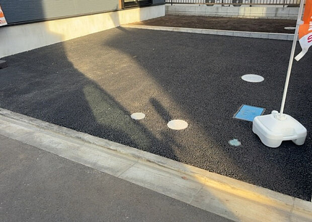 【駐車場】駐車場と明記されていても、最小スペースでつくられた駐車場だと大型車は駐車できなかったり、出入りしにくくなったりする可能性があります。お車のサイズと購入したい物件の駐車場のサイズを現地で確認しましょう。