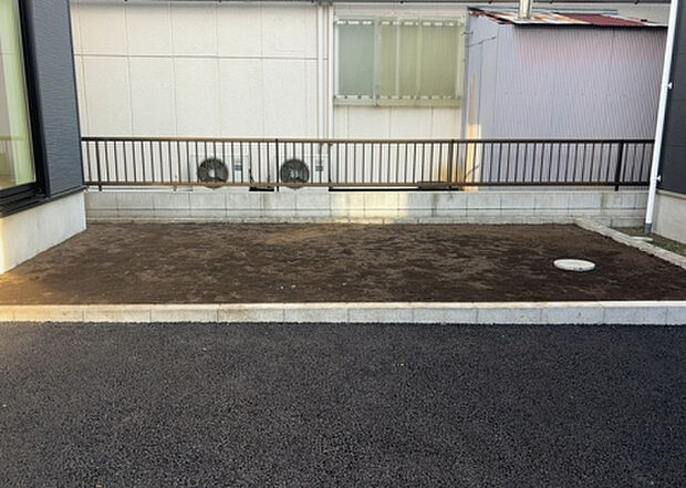 【庭】庭があることでガーデニングや家庭菜園はもちろん、こどもの遊び場やペットを放して遊ぶことができます。また、家の周囲に余裕があるということです。隣地との間があれば、十分な日当たりと、風通しが確保できます。