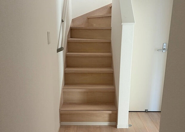 【内装】建物の上下階の通路である階段は、その位置によって動線や室内の印象が大きく左右されます。手摺にも重要な役割があり、転倒の防止・歩行や動作を円滑にして日常生活を支えることを主な目的として設置されています。