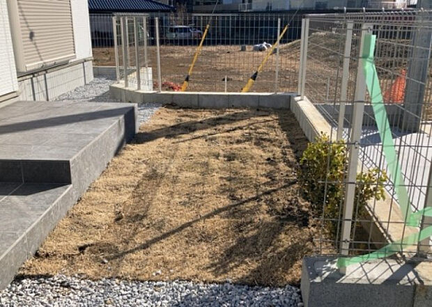 【庭】庭があることでガーデニングや家庭菜園はもちろん、こどもの遊び場やペットを放して遊ぶことができます。また、家の周囲に余裕があるということです。隣地との間があれば、十分な日当たりと、風通しが確保できます。