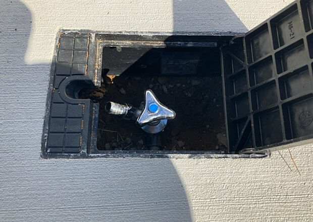 【その他設備】敷地内には、散水栓や立水栓があります。水道水を直接利用できるため、水を運ぶ手間を省くことが出来ます。大量の水を必要とする洗車作業や清掃などに役立ちます。その他設備とあわせて、現地でご確認ください。