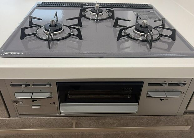 【キッチンコンロ】キッチンコンロは、料理の質を大きく左右する重要な設備です。火力調整のしやすさ、グリル機能の有無、安全装置の充実度など、選ぶポイントがたくさんあります。特に、IHクッキングヒーターは、お手入れのしやすさや安全性が高く、近年人気が高まっています。