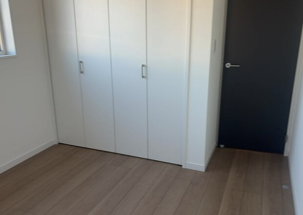 【洋室】洋室のメリットは重い家具が置きやすく、身の回りが整理しやすいことです。 床がフローリングのため畳とは異なり凹みにくいです。 クローゼットなど収納が豊富で、普段使わない旅行カバンや服の整頓も簡単にです。