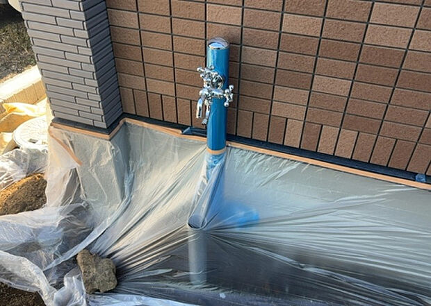 【その他設備】敷地内には、散水栓や立水栓があります。水道水を直接利用できるため、水を運ぶ手間を省くことが出来ます。大量の水を必要とする洗車作業や清掃などに役立ちます。その他設備とあわせて、現地でご確認ください。