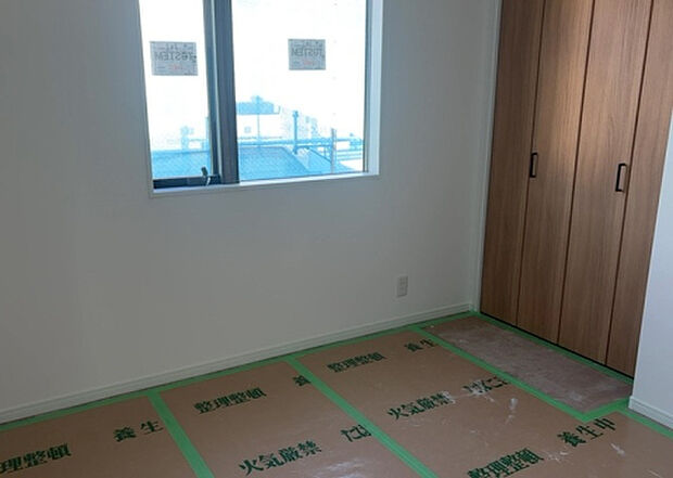 【洋室】洋室のメリットは重い家具が置きやすく、身の回りが整理しやすいことです。 床がフローリングのため畳とは異なり凹みにくいです。 クローゼットなど収納が豊富で、普段使わない旅行カバンや服の整頓も簡単にです。