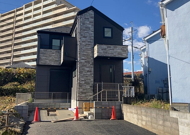 【前面道路含む現地写真_2】お持ちの車種によっては前面道路が広い方が便利でしょう。しかし、前面道路が広ければその分交通量が多くなるため、騒音などが気になる場合があります。実際に現地を見学し、周辺交通量や騒音などを確認しましょう！