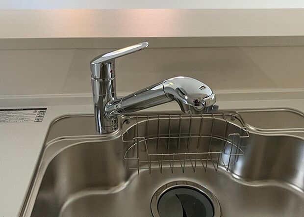 【キッチン水栓】キッチン水栓は、毎日必ず使うものだからこそ、使いやすさが重要です。シャワーヘッドの切り替えがスムーズか、吐水量が調節できるか、水しぶきが飛び散りにくい構造か、浄水機能が付いているかなど、日々の家事を快適にするための機能が数多くあります。また、デザインも多種多様なので、キッチン全体の雰囲気に合わせたものを選ぶことができます。