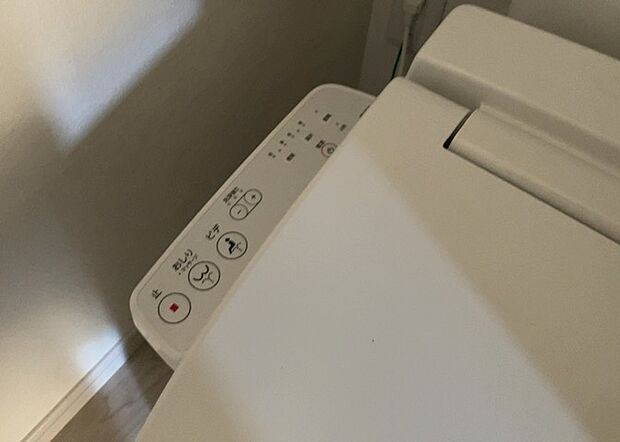 【ウォシュレット（リモコン）】ウォシュレットは、衛生面だけでなく、快適性も向上させる便利な設備です。洗浄機能の種類や水温調節機能など、様々な機能が付いたものが多くあります。リモコンも、操作が簡単で、使いやすいものを選びましょう。