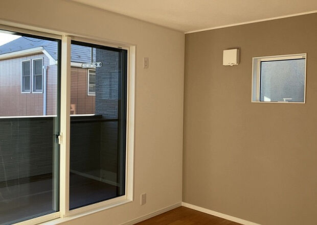 【洋室】洋室のメリットは重い家具が置きやすく、身の回りが整理しやすいことです。 床がフローリングのため畳とは異なり凹みにくいです。 クローゼットなど収納が豊富で、普段使わない旅行カバンや服の整頓も簡単にです。