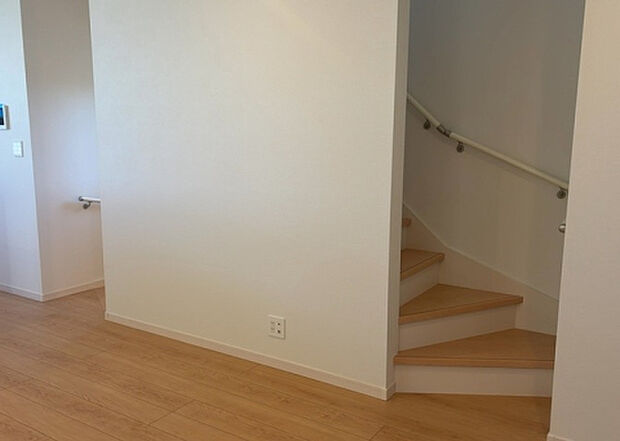 【内装】建物の上下階の通路である階段は、その位置によって動線や室内の印象が大きく左右されます。手摺にも重要な役割があり、転倒の防止・歩行や動作を円滑にして日常生活を支えることを主な目的として設置されています。