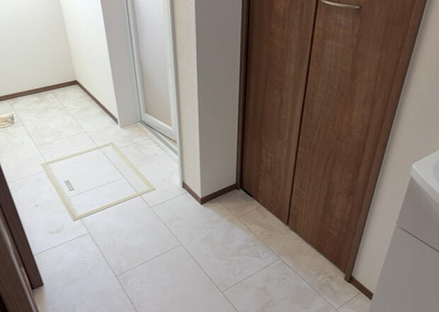 【脱衣場】多くの戸建て住宅で見かける洗面脱衣所は、洗面台と洗濯機が2畳ほどのスペースに並べられていて、洗面所が脱衣所を兼ね備えている間取りが一般的です。お客様が利用することもある、パブリックな空間でもあります。