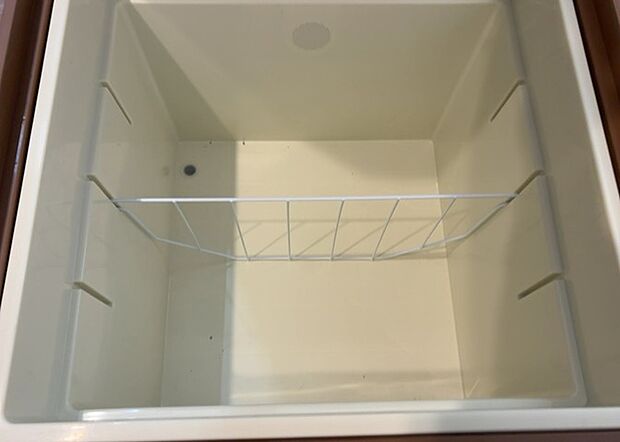 【キッチン床下収納】キッチン床下収納は、調理器具や食器などをスッキリと収納できる便利なスペースです。収納量が多いもの、引き出しがスムーズに開閉するものなど、使い勝手の良いものを選ぶことが大切です。また、湿気がこもりやすい場所なので、通気性の良いものを選ぶこともおすすめです。