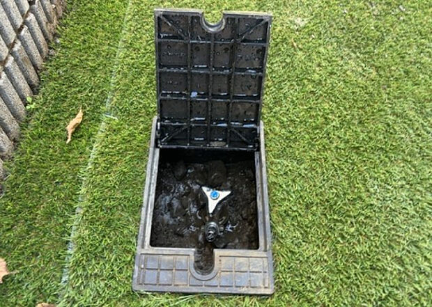 【その他設備】敷地内には、散水栓や立水栓があります。水道水を直接利用できるため、水を運ぶ手間を省くことが出来ます。大量の水を必要とする洗車作業や清掃などに役立ちます。その他設備とあわせて、現地でご確認ください。