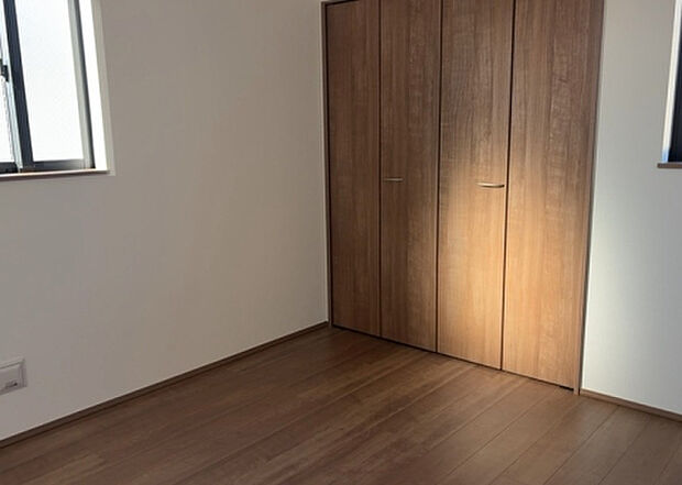 【洋室】洋室のメリットは重い家具が置きやすく、身の回りが整理しやすいことです。 床がフローリングのため畳とは異なり凹みにくいです。 クローゼットなど収納が豊富で、普段使わない旅行カバンや服の整頓も簡単にです。