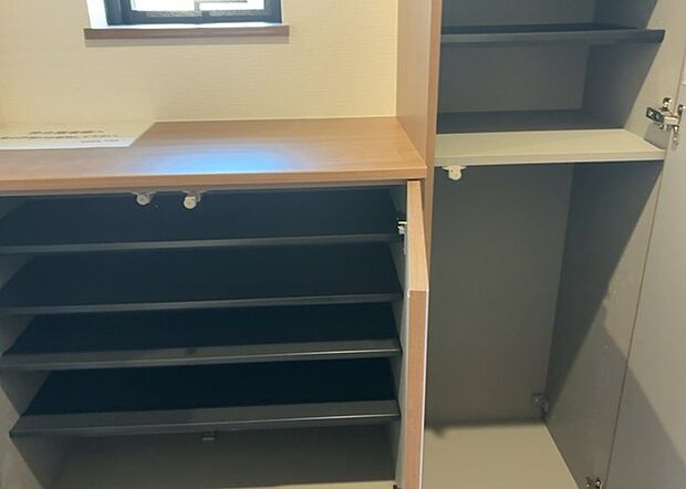 【玄関収納】玄関収納は、靴や傘、コートなどをスッキリと収納できるだけでなく、来客時に見せる顔となるため、家の顔とも言えます。収納量だけでなく、デザイン性も重視したいところです。ミラー付きの収納であれば、外出前の身だしなみチェックにも便利です。