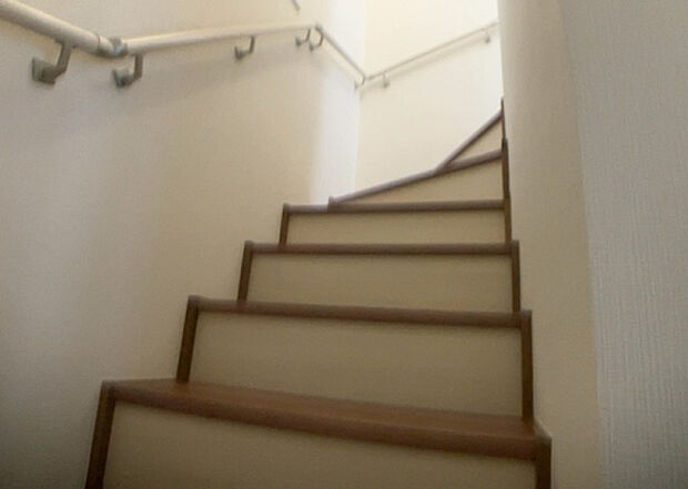 【内装】建物の上下階の通路である階段は、その位置によって動線や室内の印象が大きく左右されます。手摺にも重要な役割があり、転倒の防止・歩行や動作を円滑にして日常生活を支えることを主な目的として設置されています。