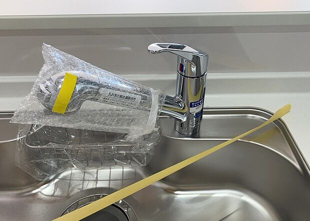 【キッチン水栓】キッチン水栓は、毎日必ず使うものだからこそ、使いやすさが重要です。シャワーヘッドの切り替えがスムーズか、吐水量が調節できるか、水しぶきが飛び散りにくい構造か、浄水機能が付いているかなど、日々の家事を快適にするための機能が数多くあります。また、デザインも多種多様なので、キッチン全体の雰囲気に合わせたものを選ぶことができます。