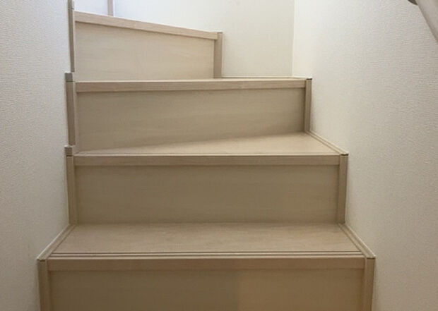 【内装】建物の上下階の通路である階段は、その位置によって動線や室内の印象が大きく左右されます。手摺にも重要な役割があり、転倒の防止・歩行や動作を円滑にして日常生活を支えることを主な目的として設置されています。