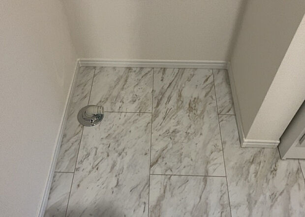 【ランドリースペース】ランドリースペースも気になります。洗濯機置場があり「洗う、干す、取り込む、アイロンがけ、たたむ」など、洗濯に関する家事をするための空間です。広さや収納など付帯設備も含めて、詳細は現地でご確認ください。