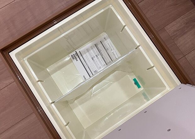 【キッチン床下収納】キッチン床下収納は、調理器具や食器などをスッキリと収納できる便利なスペースです。収納量が多いもの、引き出しがスムーズに開閉するものなど、使い勝手の良いものを選ぶことが大切です。また、湿気がこもりやすい場所なので、通気性の良いものを選ぶこともおすすめです。