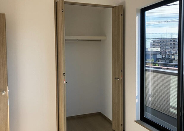 【ウォークインクローゼット】ウォークインクローゼットがあれば、クローゼット内でコーディネートが完成できますし、季節の変わり目に行う衣替えの手間も省けます。また、スーツケースなど大きいものもしまうことができ使い勝手がよいです。