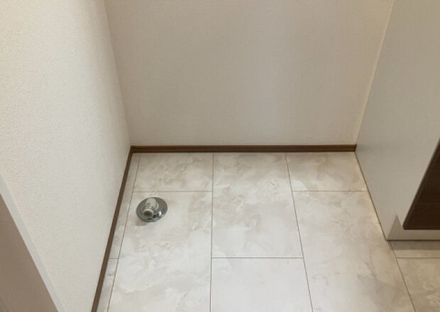 【ランドリースペース】ランドリースペースも気になります。洗濯機置場があり「洗う、干す、取り込む、アイロンがけ、たたむ」など、洗濯に関する家事をするための空間です。広さや収納など付帯設備も含めて、詳細は現地でご確認ください。