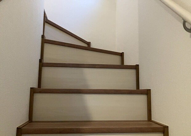 【内装】建物の上下階の通路である階段は、その位置によって動線や室内の印象が大きく左右されます。手摺にも重要な役割があり、転倒の防止・歩行や動作を円滑にして日常生活を支えることを主な目的として設置されています。