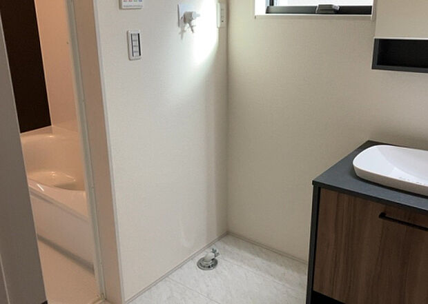 【ランドリースペース】ランドリースペースも気になります。洗濯機置場があり「洗う、干す、取り込む、アイロンがけ、たたむ」など、洗濯に関する家事をするための空間です。広さや収納など付帯設備も含めて、詳細は現地でご確認ください。