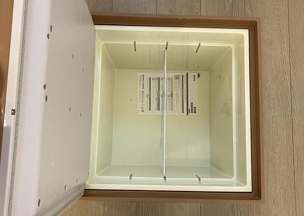 【キッチン床下収納】キッチン床下収納は、調理器具や食器などをスッキリと収納できる便利なスペースです。収納量が多いもの、引き出しがスムーズに開閉するものなど、使い勝手の良いものを選ぶことが大切です。また、湿気がこもりやすい場所なので、通気性の良いものを選ぶこともおすすめです。