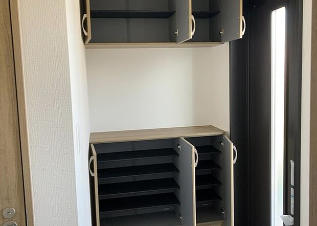 【玄関収納】玄関収納は、靴や傘、コートなどをスッキリと収納できるだけでなく、来客時に見せる顔となるため、家の顔とも言えます。収納量だけでなく、デザイン性も重視したいところです。ミラー付きの収納であれば、外出前の身だしなみチェックにも便利です。