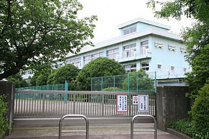 緑ヶ丘小学校 610m(徒歩8分)
