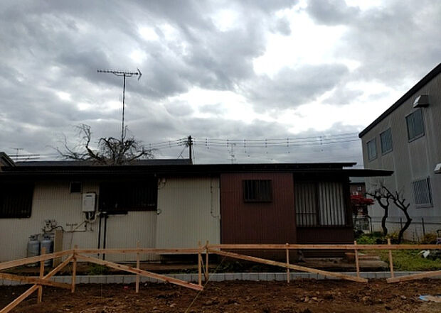 【外観_3】現地に行くなら、物件の周囲の地形がどうなっているかを見ることも大切です。周辺より低くなっている土地では、大雨などで水が集まりやすいため、地盤が弱くなっているということも考えられるため、注意が必要です。