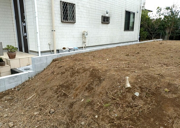 【玄関】玄関は家の顔でもあり、家族以外の目にも止まる場所です。玄関は外との間を仕切る扉、靴などをしまっておく収納スペース、靴脱ぎのたたきスペース、来客とのやり取りをするドアホンなど複数のアイテムからなります。