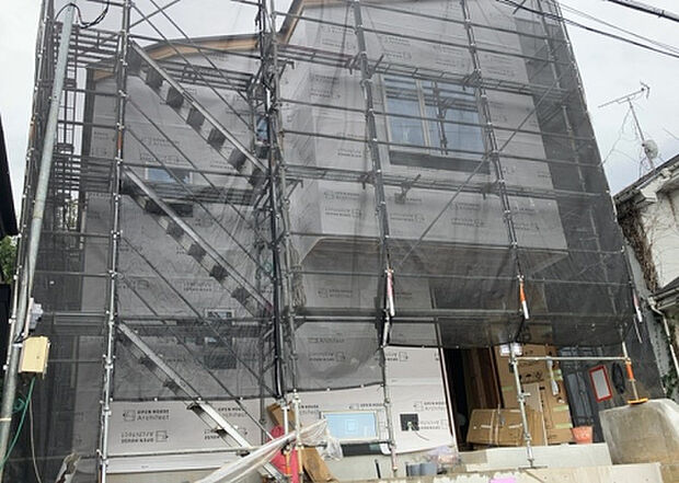 【前面道路含む現地写真_3】お持ちの車種によっては前面道路が広い方が便利でしょう。しかし、前面道路が広ければその分交通量が多くなるため、騒音などが気になる場合があります。実際に現地を見学し、周辺交通量や騒音などを確認しましょう!