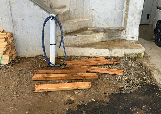 【その他設備】敷地内には、散水栓や立水栓があります。水道水を直接利用できるため、水を運ぶ手間を省くことが出来ます。大量の水を必要とする洗車作業や清掃などに役立ちます。その他設備とあわせて、現地でご確認ください。