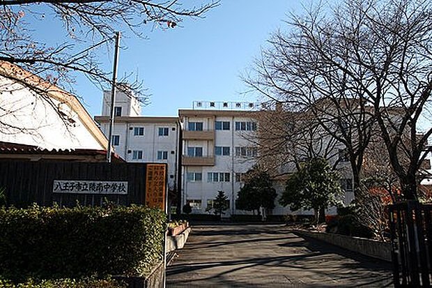 陵南中学校(約676m)