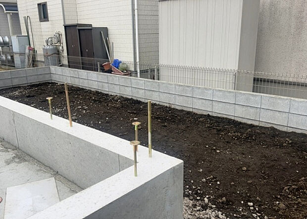 【庭_2】庭のある家に住むことのメリットとして、子どもたちの遊び場を確保できること、ガーデニングや家庭菜園を楽しめること、明るさを確保できることがあります。また、配置を工夫することでプライバシーが確保できます。