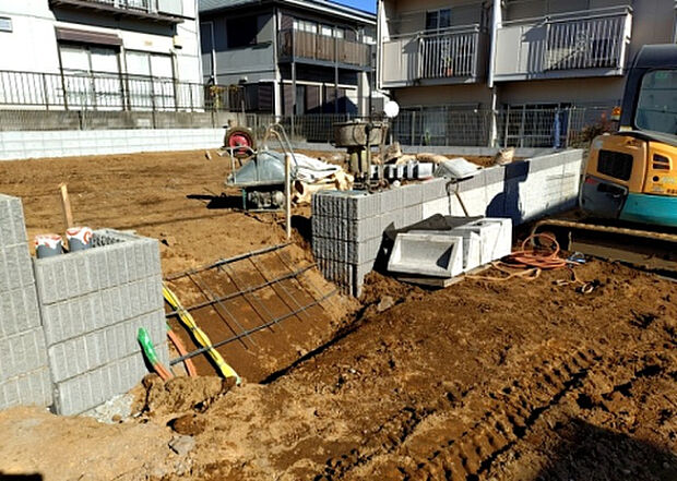 【玄関_2】玄関は、狭すぎると複数人で使いにくく、広すぎても無駄な空間になりがちです。最低2畳を目安にして、家の広さとの兼ね合いや家族の人数を考慮して決めるとよいでしょう。現地を見学して快適な玄関を選びましょう！