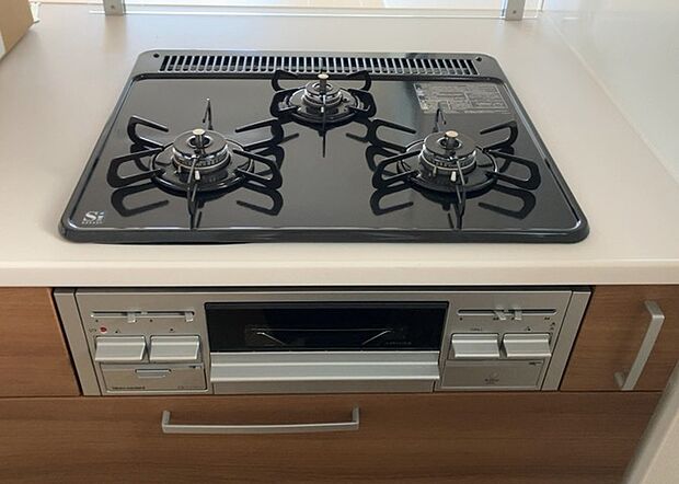 【キッチンコンロ】キッチンコンロは、料理の質を大きく左右する重要な設備です。火力調整のしやすさ、グリル機能の有無、安全装置の充実度など、選ぶポイントがたくさんあります。特に、IHクッキングヒーターは、お手入れのしやすさや安全性が高く、近年人気が高まっています。