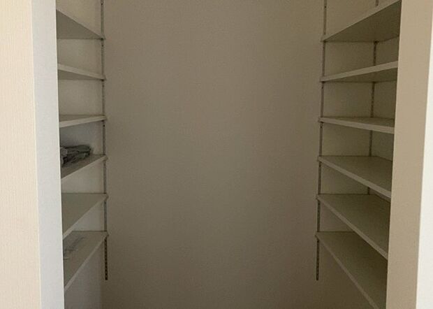 【玄関収納】玄関収納は、靴や傘、コートなどをスッキリと収納できるだけでなく、来客時に見せる顔となるため、家の顔とも言えます。収納量だけでなく、デザイン性も重視したいところです。ミラー付きの収納であれば、外出前の身だしなみチェックにも便利です。