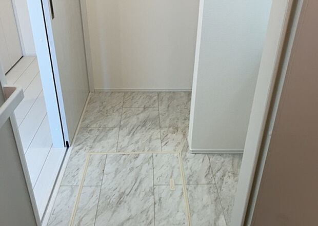 【脱衣場】多くの戸建て住宅で見かける洗面脱衣所は、洗面台と洗濯機が2畳ほどのスペースに並べられていて、洗面所が脱衣所を兼ね備えている間取りが一般的です。お客様が利用することもある、パブリックな空間でもあります。